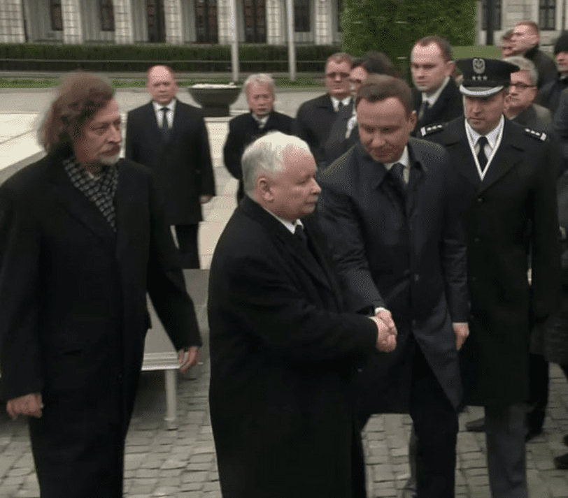 Nie, Andrzej Duda nie całuje w rękę Jarosława Kaczyńskiego