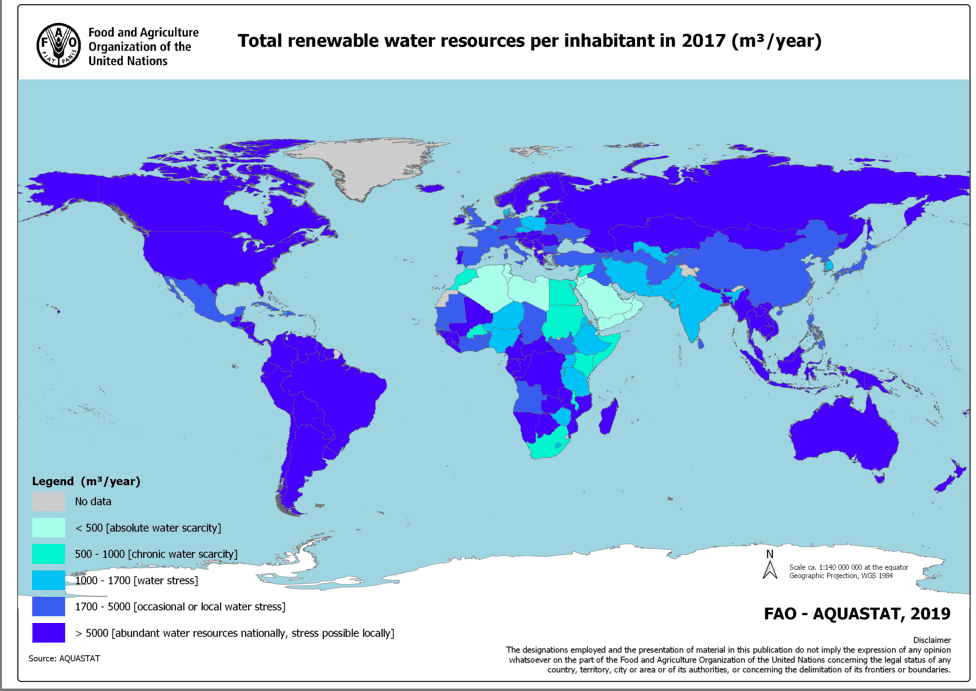 Ile wody przypada średnio rocznie na jednego mieszkańca w Polsce i Egipcie?
