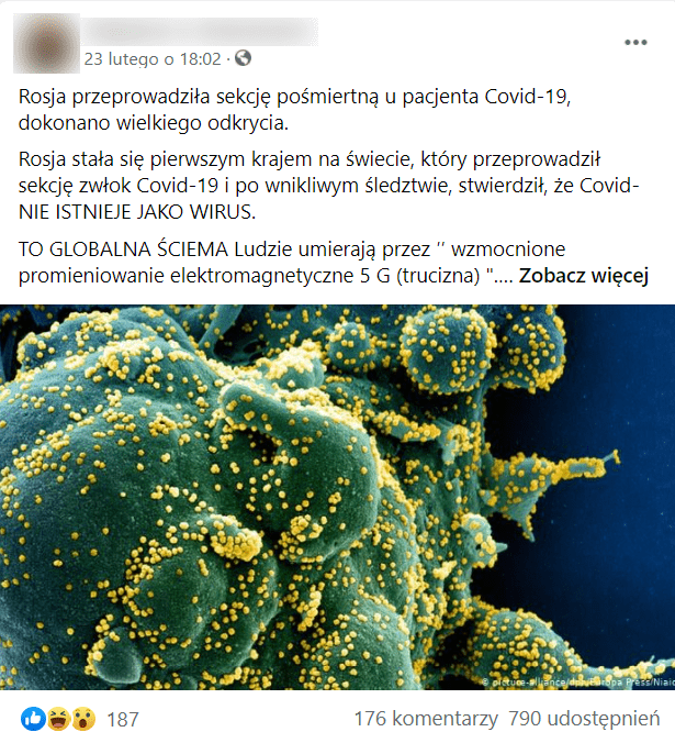 Zrzut ekranu przedstawiający wpsis na Facebooku, w którym czytamy o rzekomym odkryciu rosyjskich lekarzy. Poniżej dołączono zdjęcie przedstawiające zainfekowane komórki. 