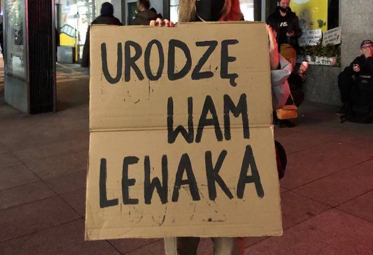 Zdjęcie transparentu z napisem "Urodzę Wam lewaka"