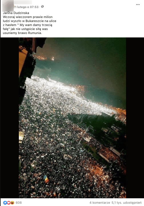 Analizowany post na Facebooku. Na zdjęciu tysiące osób na wielkim placu z latarkami w rękach.
