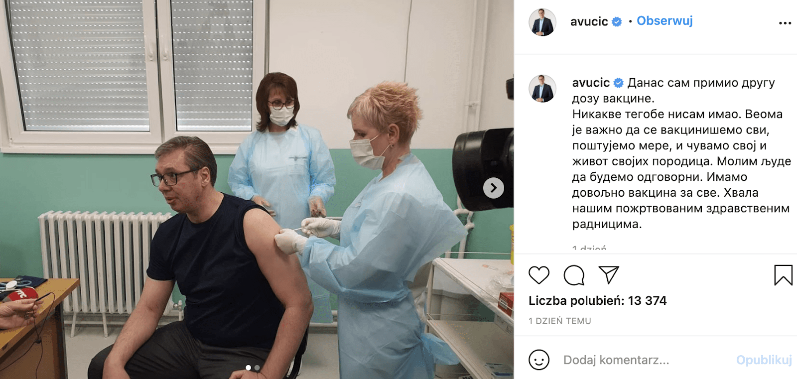 Post na Instagramie prezydenta Serbii Aleksandra Vucica ze zdjęciem w trakcie szczepienia. Prezydent ubrany w czarną koszulkę siedzi w gabinecie lekarskim. Pracownik medyczny wbija igłę strzykawki w lewe ramię mężczyzny. 
