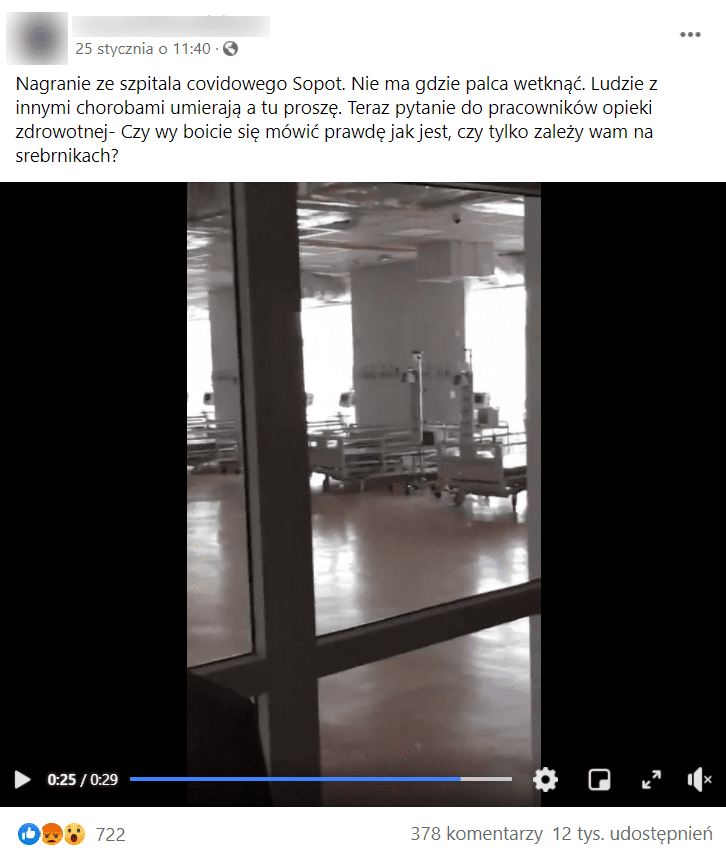 Zdjęcie wpisu na Facebooku z dołączonym nagraniem koronasceptyka. Na uchwyconej klatce widoczna jest pusta sala szpitalna widoczna zza oszklonego przejścia. 