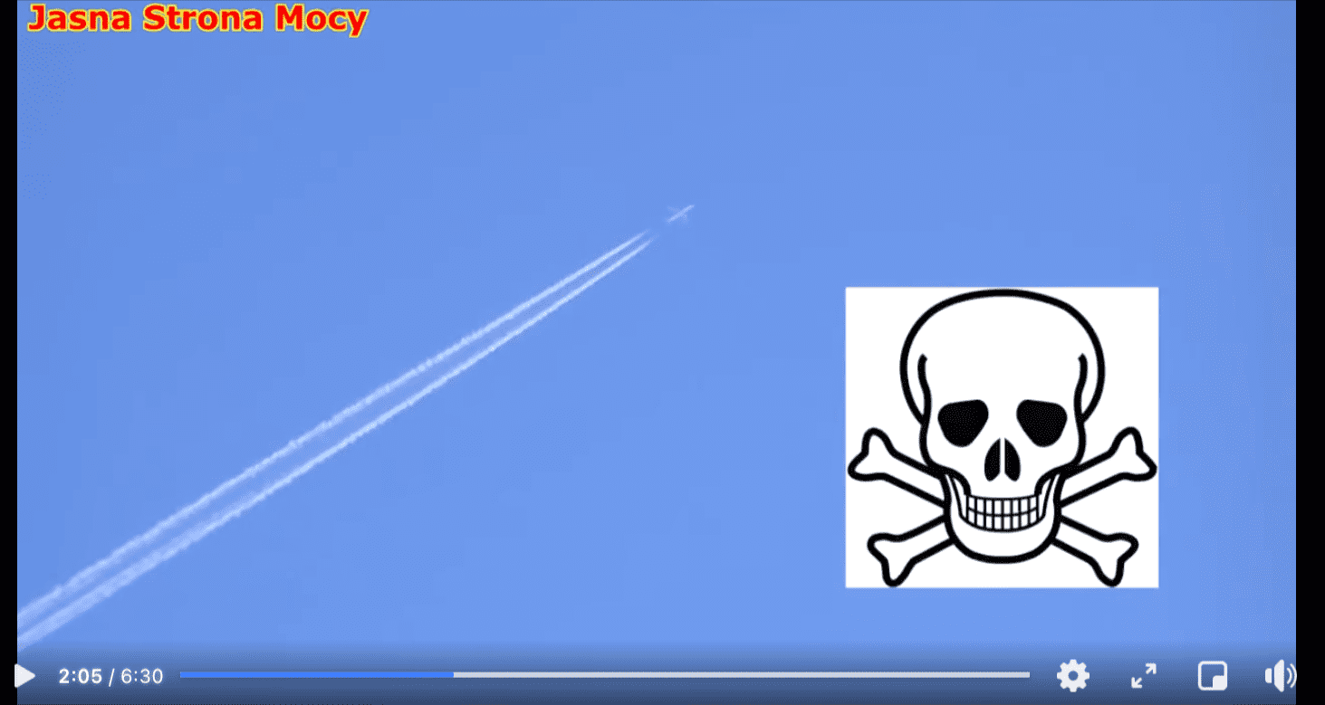 Kadr z filmu zamieszczonego na profilu “Jasna Strona Mocy” - na niebie biała smuga, która powstaje za przemieszczającym się samolotem. W prawym dolnym rogu grafika z czaszką.
