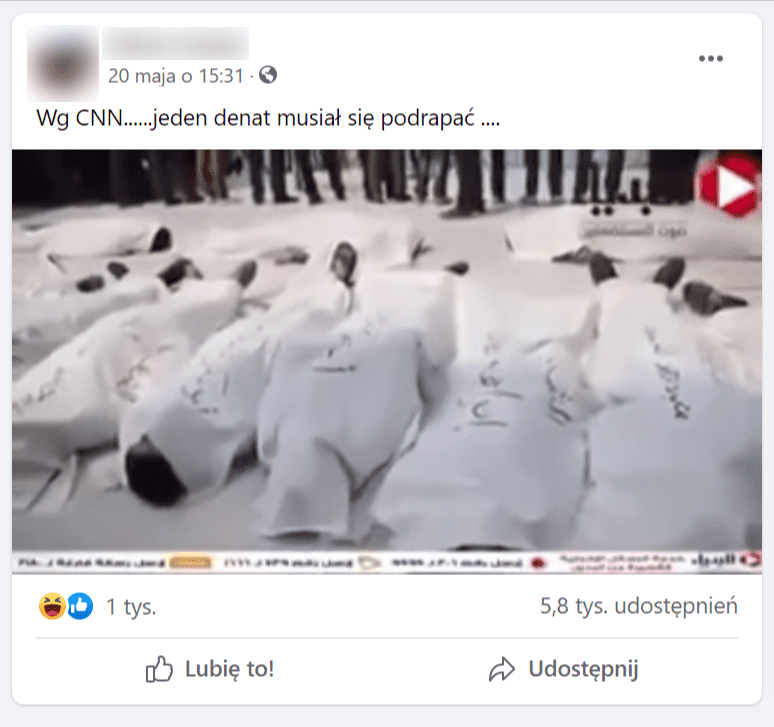 Zrzut ekranu z Facebook. Użytkownik udostępnił film, na którym widzimy ludzi leżących na ziemi i owiniętych w białe całuny. Wokół nich stoją ludzie obserwujący całą sytuację. Do filmu dołączono komentarz: „Wg CNN......jeden denat musiał się podrapać ....”.