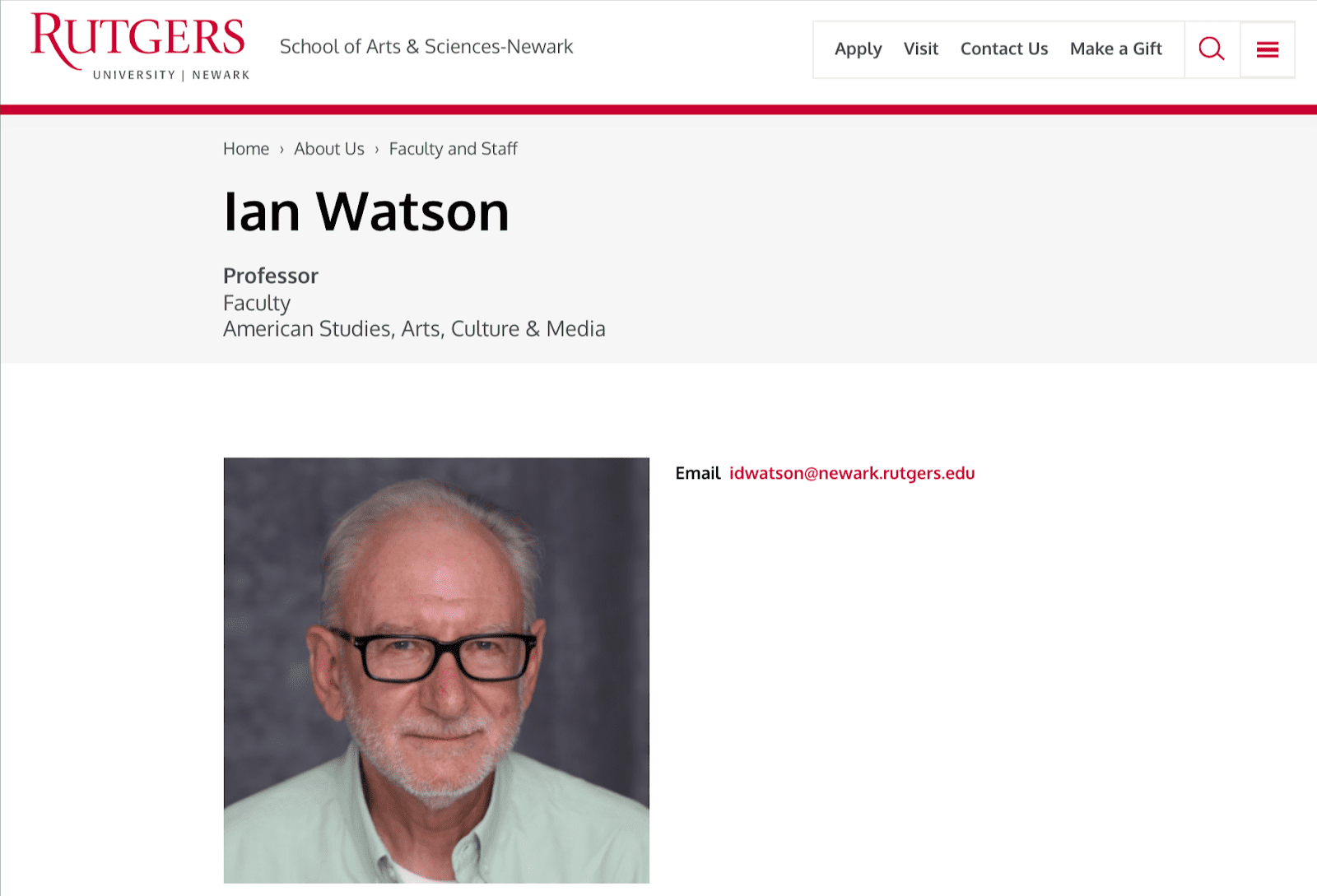 Zrzut ze strony Uniwersytetu Rutgersa. Profil Iana Watsona, profesora sztuki z Wydziału Studiów Amerykanistycznych, Sztuki, Kultury i Mediów - widać na nim m.in. zdjęcie mężczyzny.