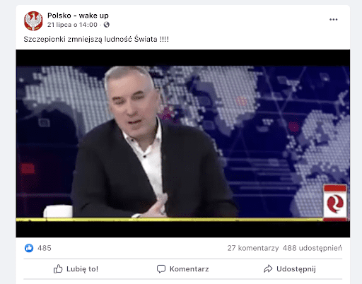 Zrzut ekranu z Facebooka. W poście czytamy: “Szczepionki zmniejszą ludność Świata !!!!”. Na zdjęciu widzimy mężczyznę w telewizyjnym studiu ubranego w marynarkę i białą koszulę.