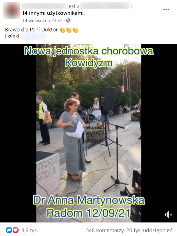 Zrzut ekranu wpisu na Facebooku, do którego dołączono materiał wideo z udziałem Anny Martynowskiej. W kadrze znajduje się Anna Martynowska, która przemawia do grupy ludzi zgromadzonych na wolnym powietrzu. Opis materiału wskazuje, że powstał on w Radomiu w pierwszej połowie września 2021 roku.