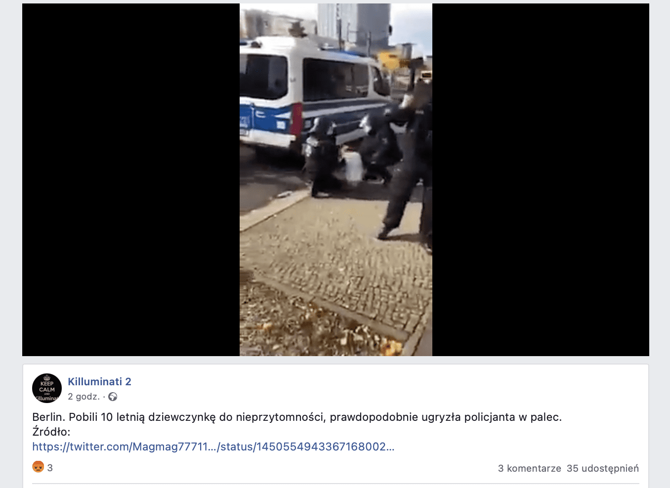 Zrzut ekranu z Facebooka. Na zdjęciu widzimy dwóch policjantów klęczących przy siedzącej na ziemi kobiecie.