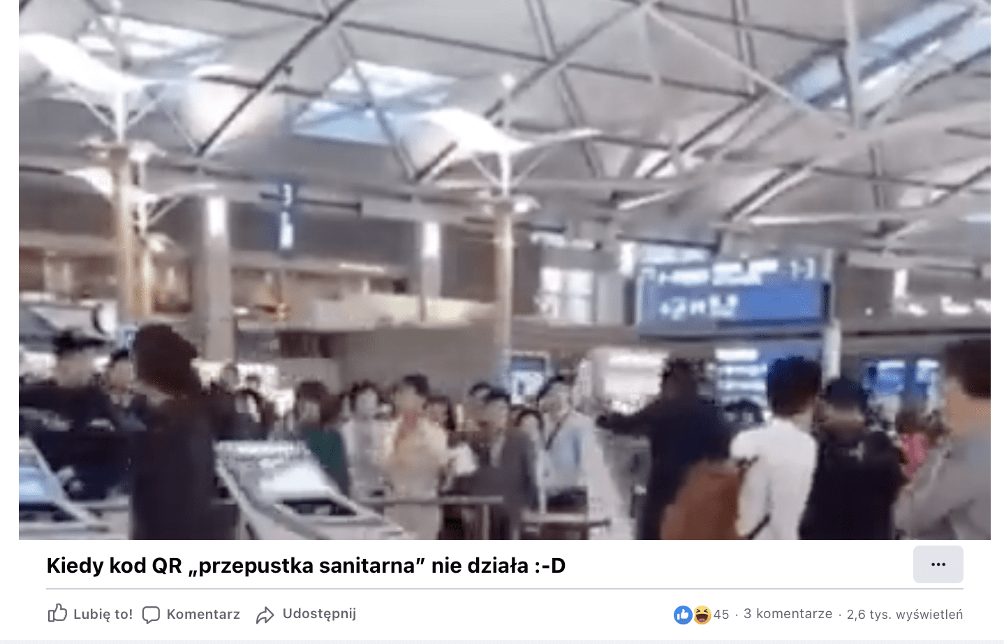 Zrzut ekranu z Facebooku. Na grafice widzimy mężczyznę stojącego pośród innych pasażerów, który demoluje urządzenia na lotnisku.