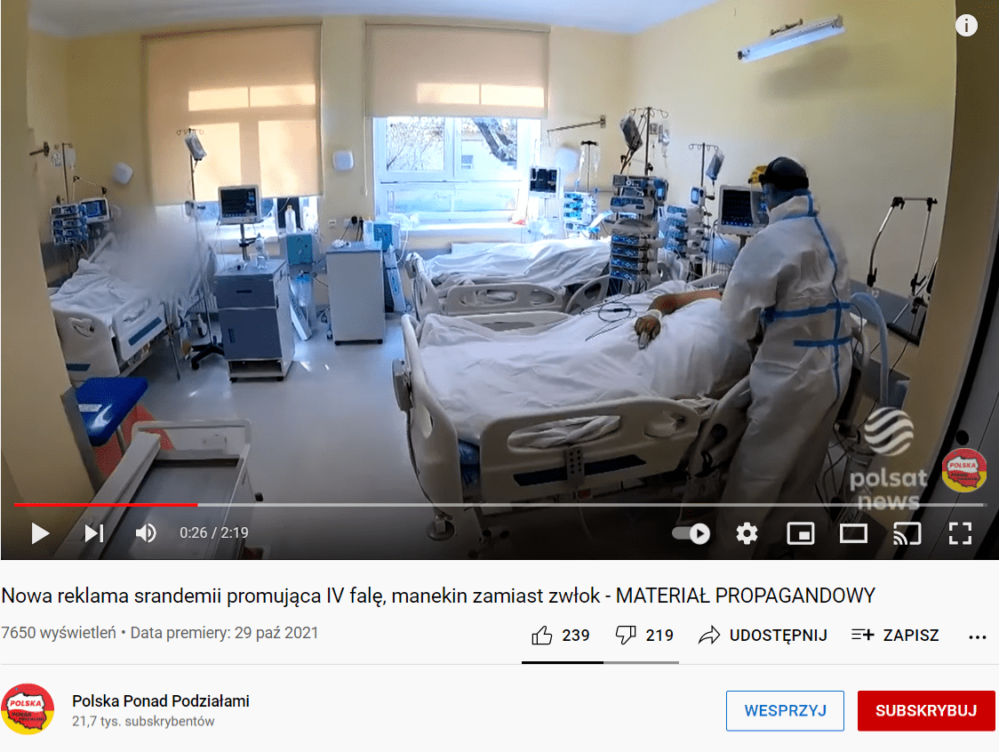 Zrzut ekranu fragmentu materiału wideo w serwisie YouTube, który opublikowano za pośrednictwem kanału Polska Ponad Podziałami. Na stopklatce widać salę szpitalną, a w niej pielęgniarza w kombinezonie, który opiekuje się chorym.