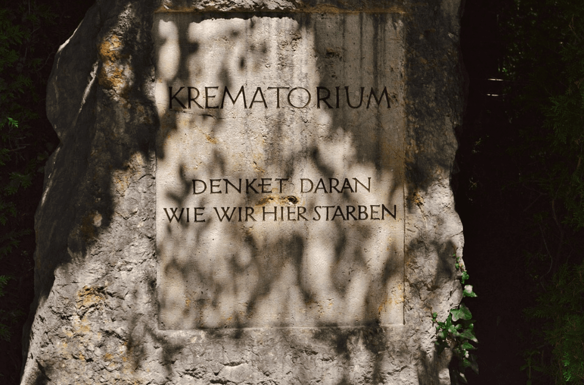Zdjęcie fragmentu ściany, na którym jest tablica z podpisem: "Krematorium. Denket daran wie wir hierstarben".
