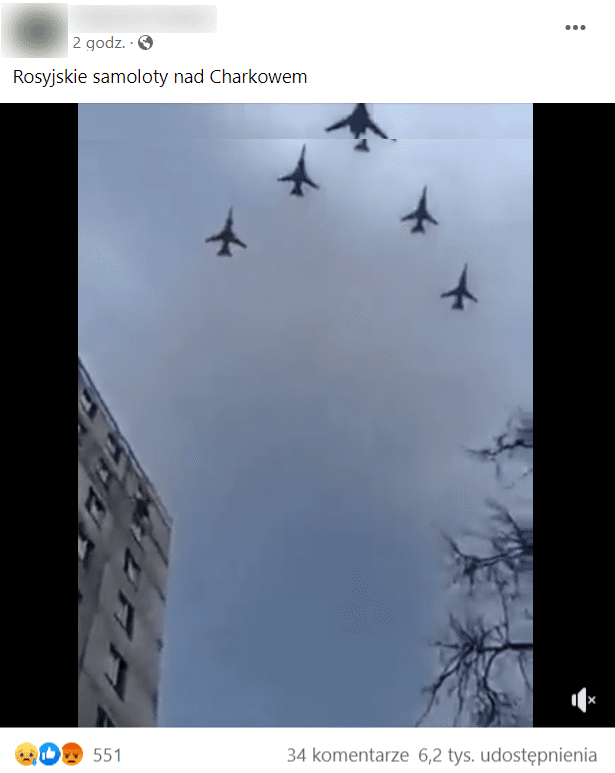 Zrzut ekranu wpisu na Facebooku, do którego dołączono film z widocznymi samolotami z opisem "Rosyjskie samoloty nad Charkowem". Na wpis zareagowało ponad 500 osób, a 62, tys. udostępniło go dalej.