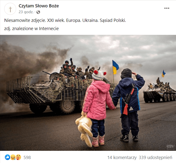Zrzut ekranu wpisu na Facebooku, do którego dołączono zdjęcie dzieci salutujących do ukraińskich czołgów. 