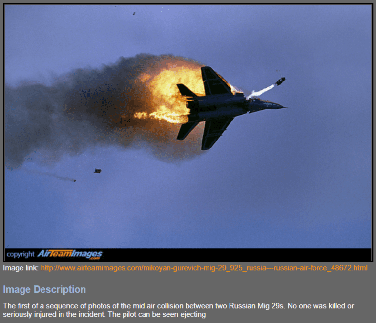 Zdjęcie przedstawiające płonący myśliwiec unoszący się w powietrzu.