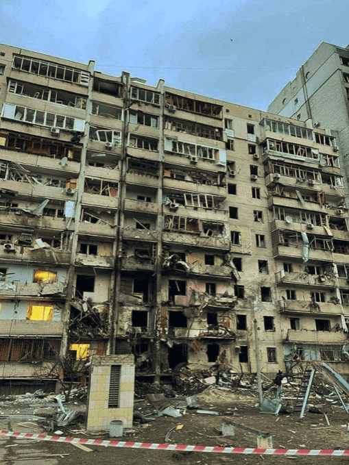 Budynek mieszkalny zniszczony rosyjskim nalotem na ludność cywilną Kijowa