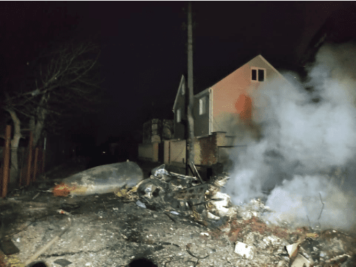 Dom uszkodzony przez rosyjski atak powietrzny na cywilów w Kijowie