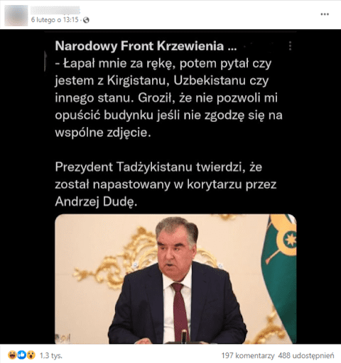 Zrzut ekranu posta na Facebooku. Post zawiera grafikę z rzekomym cytatem prezydenta Tadżykistanu Emomali Rahmona i jego zdjęcie. Prezydent jest mężczyzną w średnim wieku o siwych włosach i czarnych brwiach. Ubrany w granatowy garnitur, białą koszulę i bordowy krawat siedzi przy mikrofonie i przemawia, patrząc w prawą stronę. Obok prezydenta widać zielono-złoty fragment flagi, a w tle białą ścianę ze złotymi elementami. 
