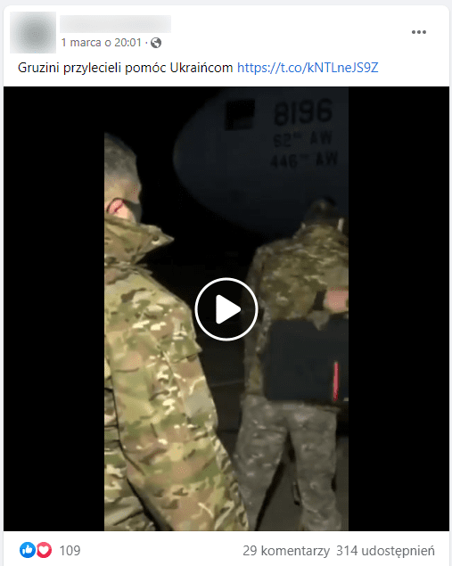 Zrzut ekranu posta na Facebooku. W kadrze widzimy dwóch żołnierzy. Tło jest zaciemnione. Post podano ponad 300 razy.