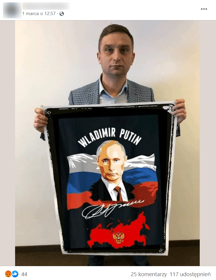 Zrzut ekranu wpisu na Facebooku, w którym przedstawiono Roberta Bąkiewicza, trzymającego planszę afirmującą Władimira Putina.