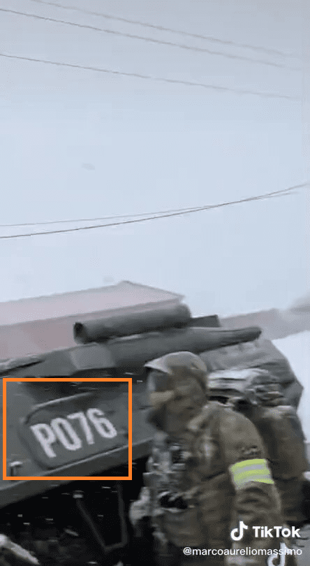 Klatka z nagrania, na której widać numer pojazdu wojskowego na jednym z jego boków.