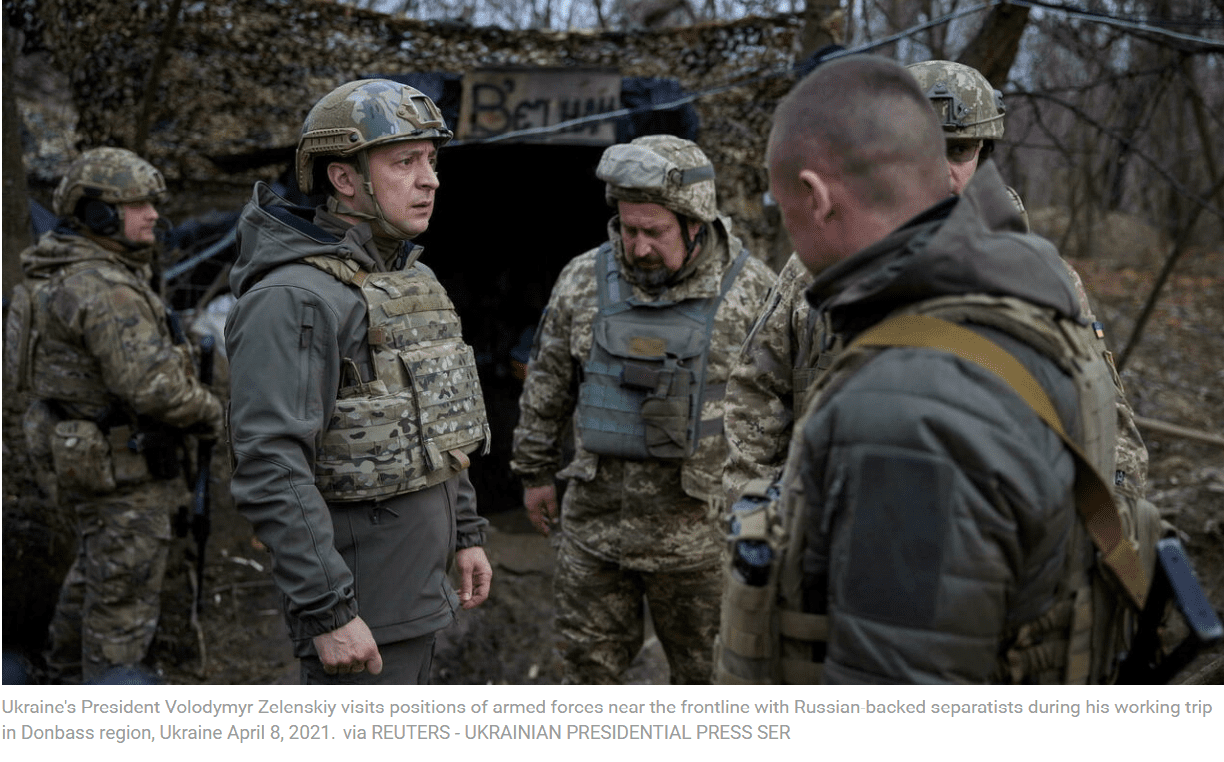 Zdjęcie przedstawiające ukraińskiego prezydenta w czasie rozmowy z żołnierzami.