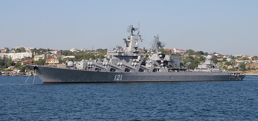 Zdjęcie przedstawiające krążownik "Moskwa" przed trafieniem