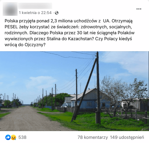 Zrzut ekranu przedstawiający post na Facebooku dotyczący uprzywilejowania ukraińskich uchodźców i rzekomego zapominana przez rządzących o Polakach wywiezionych do Kazachstanu. Na zdjęciu widzimy ulicę, wzdłuż której na drewnianych słupach stojących na trawiastym poboczu ciągną się linie wysokiego napięcia. Po prawej stronie drogi w głąb kadru widać stojący jednopiętrowy dom ze spadzistym dachem 