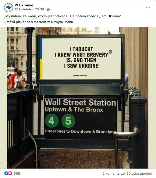  Wpis na Facebooku zawierający zdjęcie amerykańskiej stacji metra „Wall Street Station”, nad którą znajduje się napis o ukraińskiej odwadze. W kadrze oprócz wejścia na stację widać także kilka osób