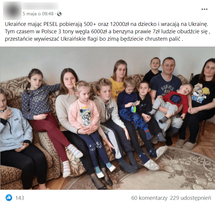 Zrzut ekranu wpisu na Facebooku, w którym podano, że Ukraińcy wykorzystują Polaków. We wpisie zamieszczono zdjęcie z wielodzietną rodziną, przebywająca w salonie pewnego domu. Wpis uzyskał ponad 140 reakcji i ponad 220 udostępnień.