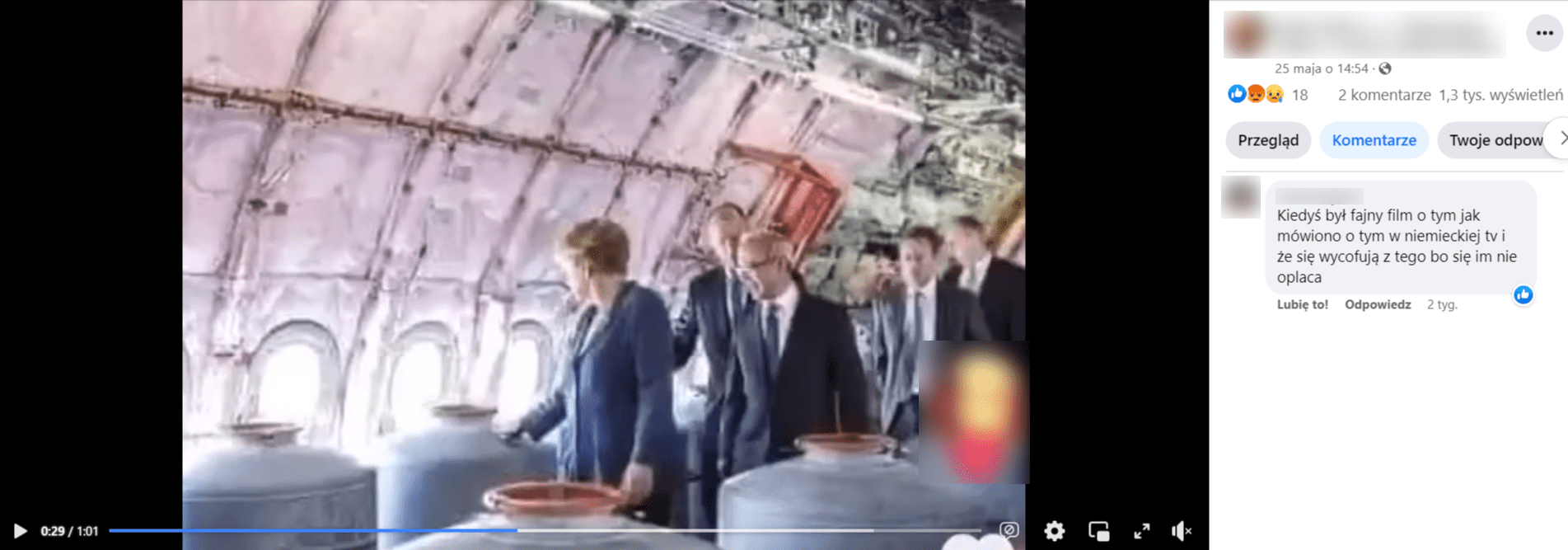 Zrzut ekranu wpisu na Facebooku. Na klatce nagrania widać zdjęcie z Angelą Merkel w towarzystwie innych osób we wnętrzu samolotu.