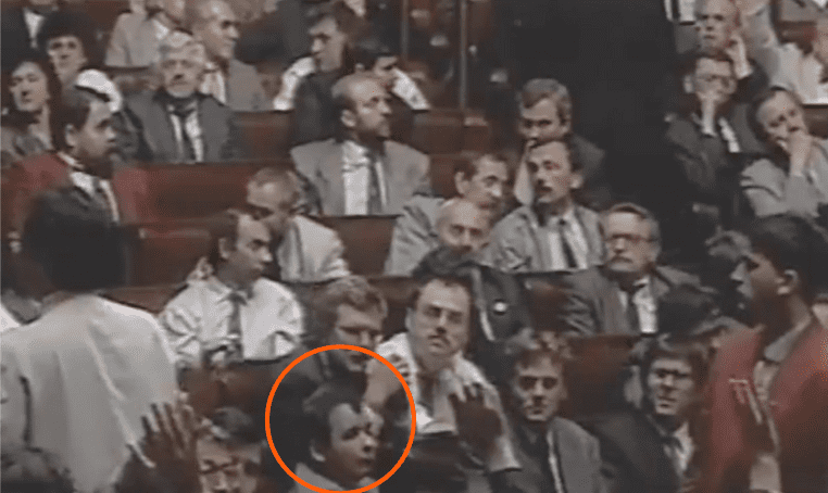 Zrzut ekranu z nagrania posiedzenia Sejmu przedstawiający moment, w którym posłowie mogli wstrzymać się od głosu w sprawie odwołania rządu Jana Olszewskiego. Widoczny jest Jarosław Kaczyński, który nie podnosi ręki.
