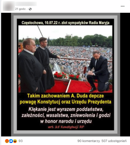 Wpis na Facebooku zawierający zdjęcie prezydenta Andrzeja Dudy klęczącego przed dwójką duchownych, z których jeden to o. Tadeusz Rydzyk. W tel widać zebrany tłum