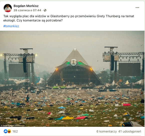 Post komentujący rzekomy wygląd pola festiwalowego po przemówieniu Grety Thunberg. Na zdjęciu w oddali widać scenę w kształcie piramidy. Część zdjęcia zajmuje trawnik przed sceną zasłany śmieciami