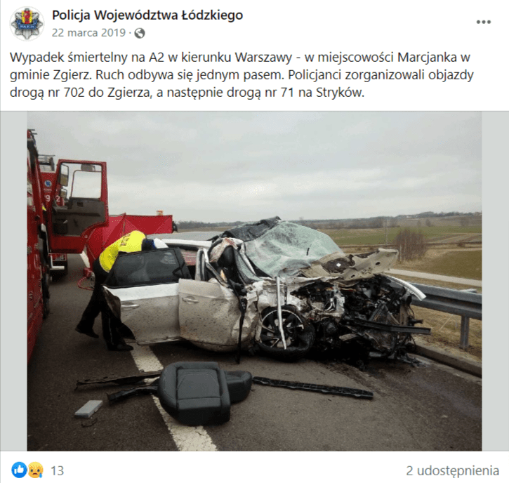 Zrzut ekranu wpisu na Facebooku z konta Łódzkiej Policji, w którym pokazano oryginalne zdjęcie z wypadku.