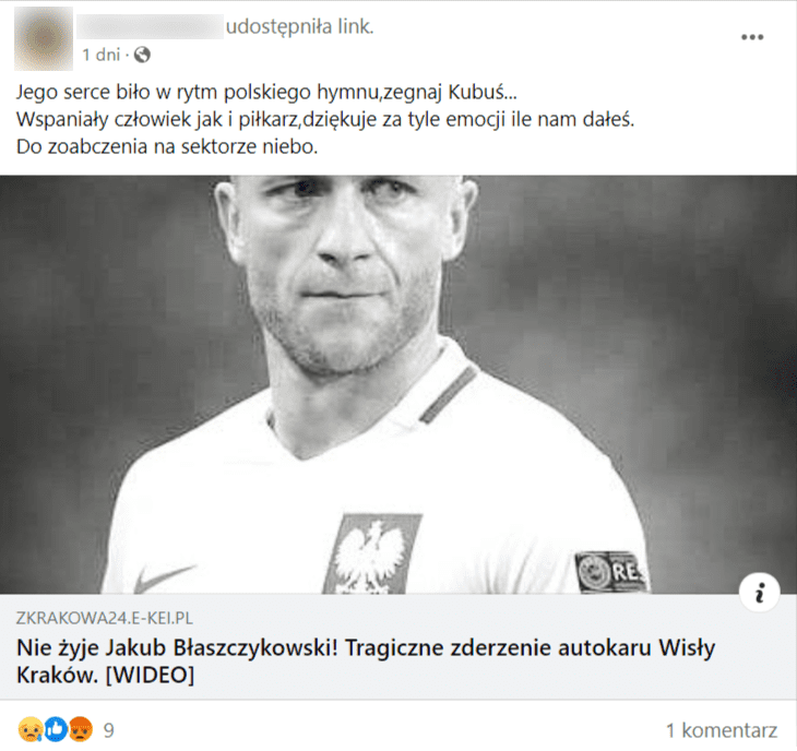 Zrzut ekranu wpisu na Facebooku, w którym podano informację o tragicznym wypadku Jakuba Błaszczykowskiego. Wpis opatrzono czarno-białą fotografią z wizerunkiem piłkarza oraz linkiem prowadzącym do podejrzanie wyglądającej strony.