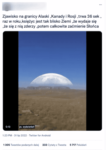 Wpis na Twitterze zawierający nagranie Księżyca przelatującego w niewielkiej odległości od Ziemi. Kadr przedstawia puste, porośnięte niewielką trawą połę wraz z Księżycem wyłaniającym się zza lini horyzontu.