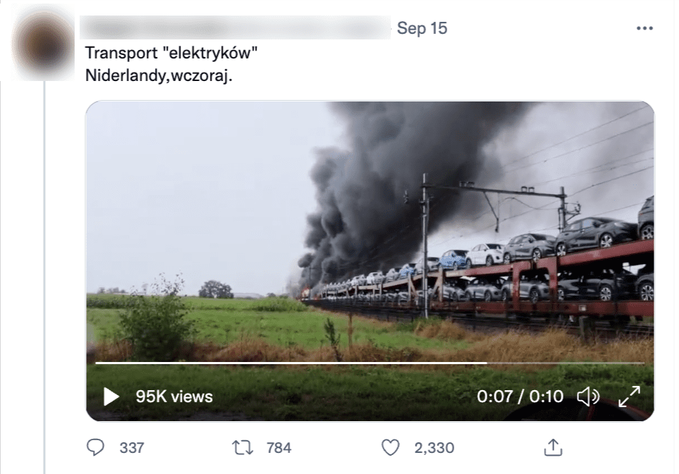 Zrzut ekranu z Twittera. Do tweeta dołączono kadr z filmu, na którym widać pożar samochodów.