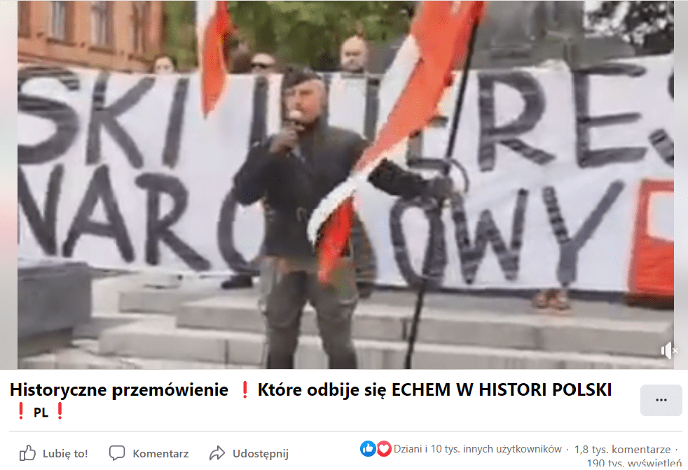 Zrzut ekranu nagrania z Facebooka, na którym widoczny jest Wojciech Olszański z polską flagą w dłoni. Na nagranie zareagowało ponad 10 tys. użytkowników.