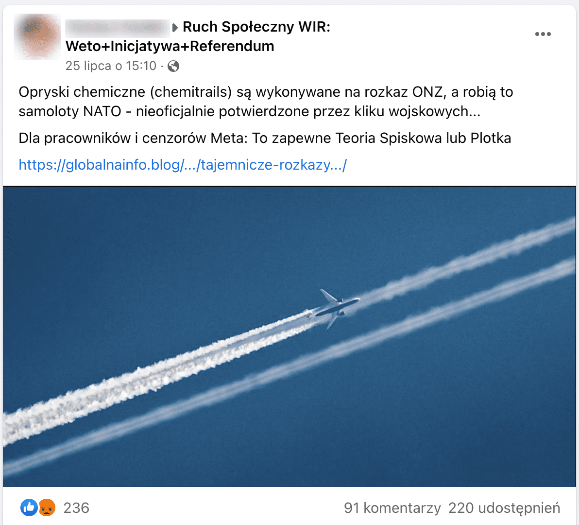 Zrzut ekranu posta na Facebooku. Dołączono do niego zdjęcie samolotu na błękitnym niebie, który zostawia za sobą białe smugi.