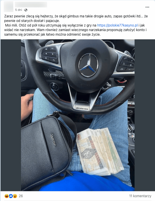 Wpis na Facebooku zawierający informacje o wirtualnym kasynie i zdjęcie z wnętrza samochodu, zrobione w domyśle przez autora. Na zdjęciu widać kierownicę auta marki Mercedes, skórzaną torbę calivna kleina na lewej nodze i stos banknotów na prawej.