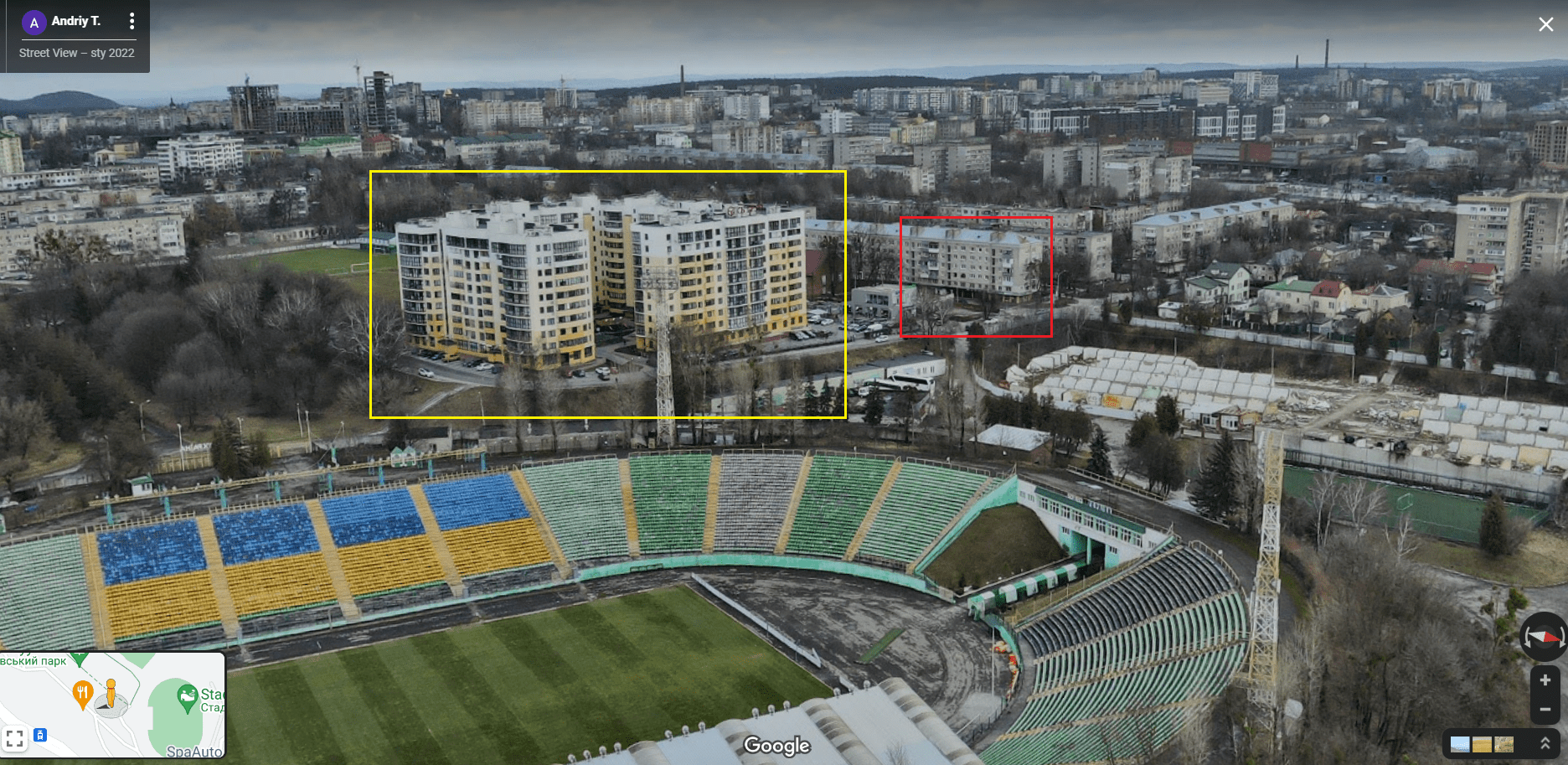 Zrzut ekranu przedstawiający zdjęcie z Google Street View z 2022 roku z widocznym stadionem „Ukraina”, budynkiem, z którego wykonano nagranie oraz tym widocznym w ostatnim kadrze nagrania.