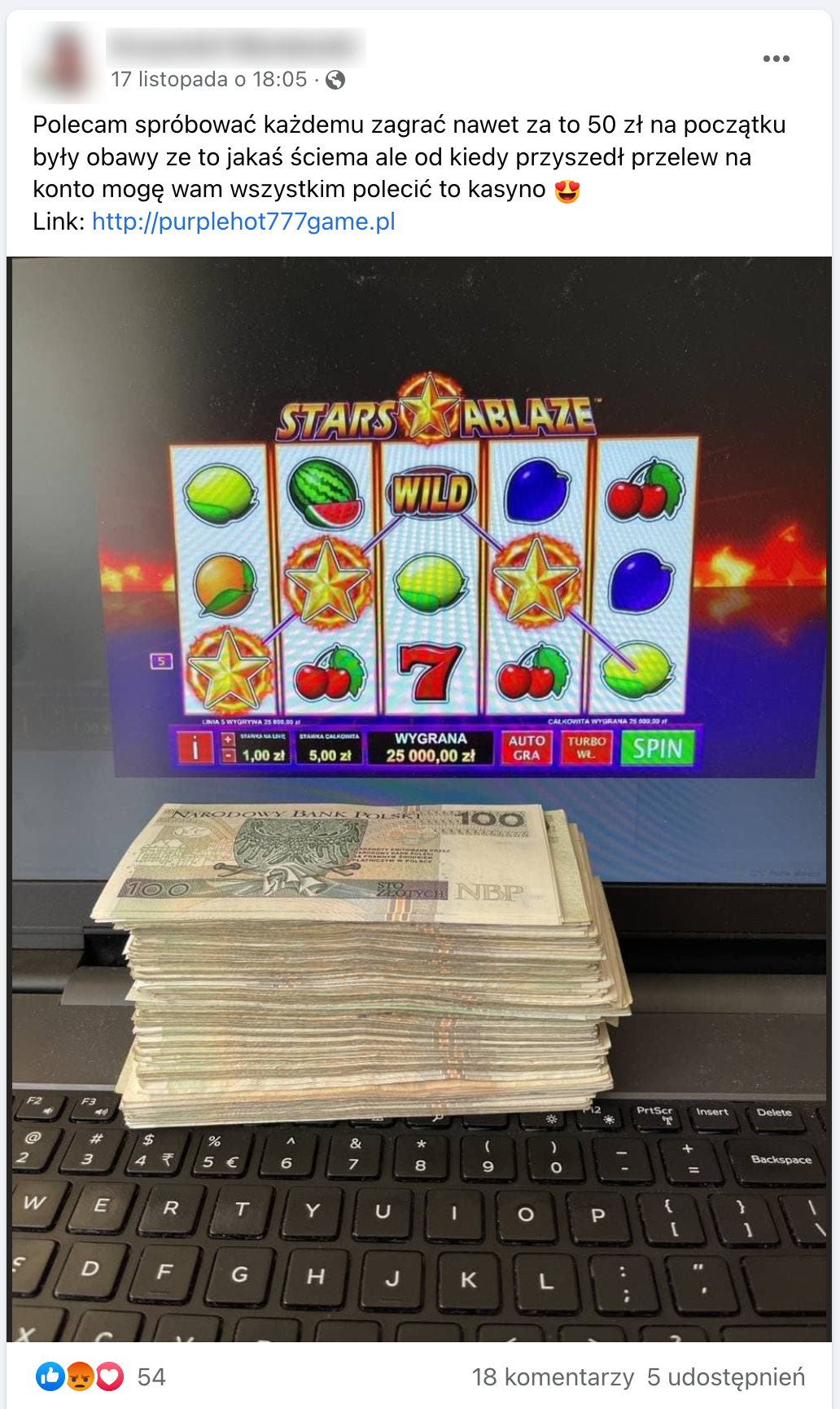 Zrzut ekranu posta na Facebooku. Na dołączonym zdjęciu jest gruby plik pieniędzy leżący na klawiaturze laptopa. Na ekranie wyświetla się strona internetowego kasyna.
