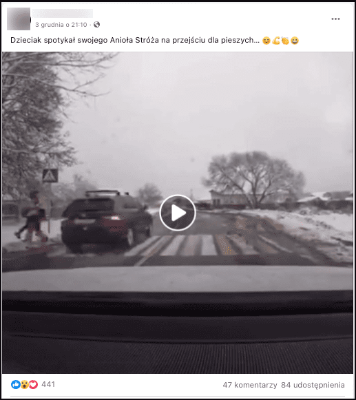 Wpis na Facebooku zawierający nagranie z przejścia dla pieszych, przez które przejeżdża nieostrożne auto
