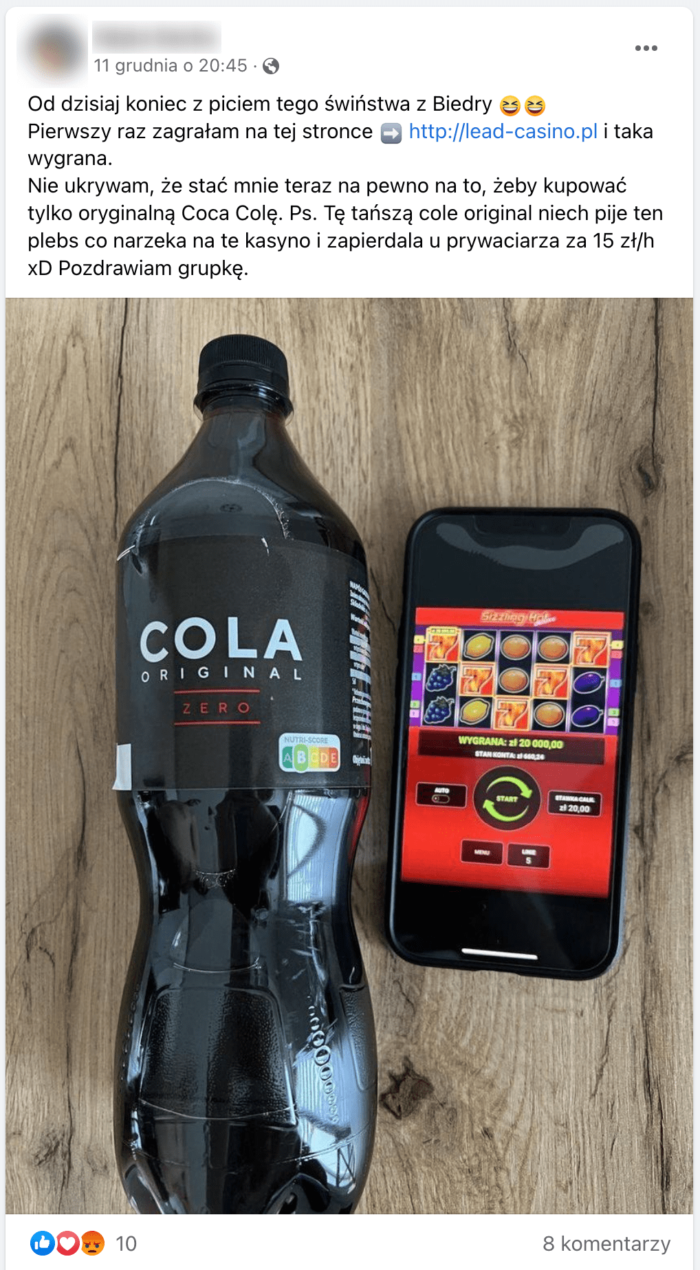 Zrzut ekranu omawianego posta. Dołączono do niego zdjęcie telefonu z otwartą aplikacją położonego obok butelki napoju „COLA Original Zero”.
