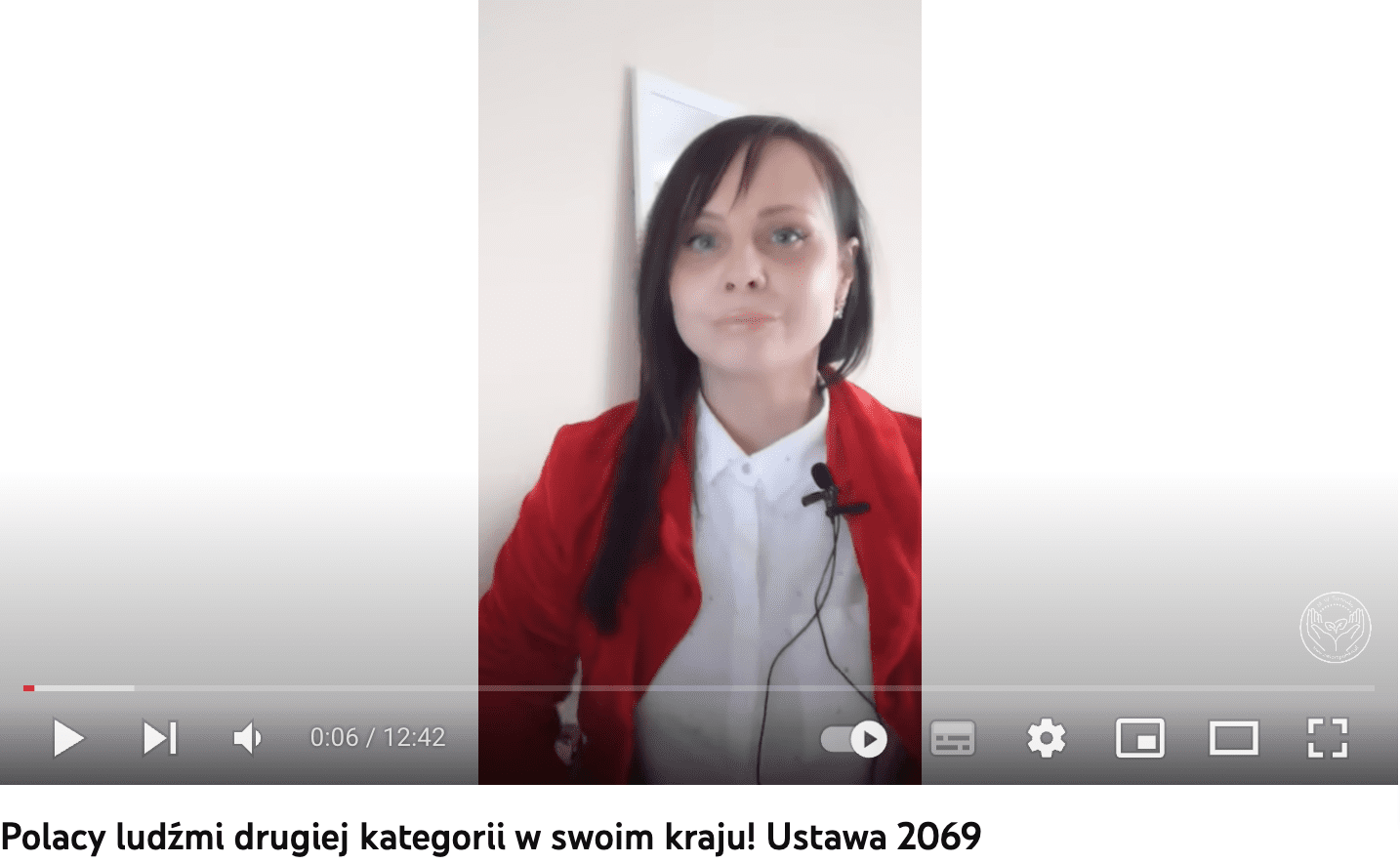 Zrzut ekranu filmu na YouTubie na temat rzekomego uprzywilejowania Ukraińców w Polsce. Widoczna jest kobieta z długimi, ciemnymi włosami w białej koszuli i czerwonej marynarce.