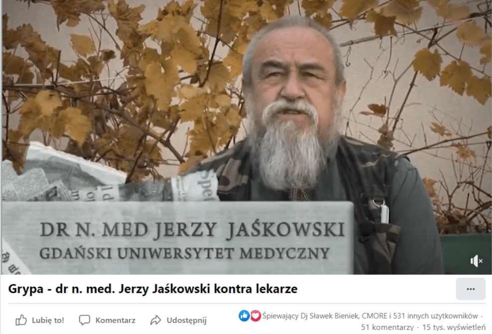 Zrzut ekranu z nagrania z udziałem Jerzego Jaśkowskiego. Widać na nim, że zawieszony lekarz siedzi zwrócony do kamery, a na tle widoczne drzewa z jesiennymi liśćmi. Na film zareagowało ponad 500 osób, a obejrzało go ponad 15 tys.
