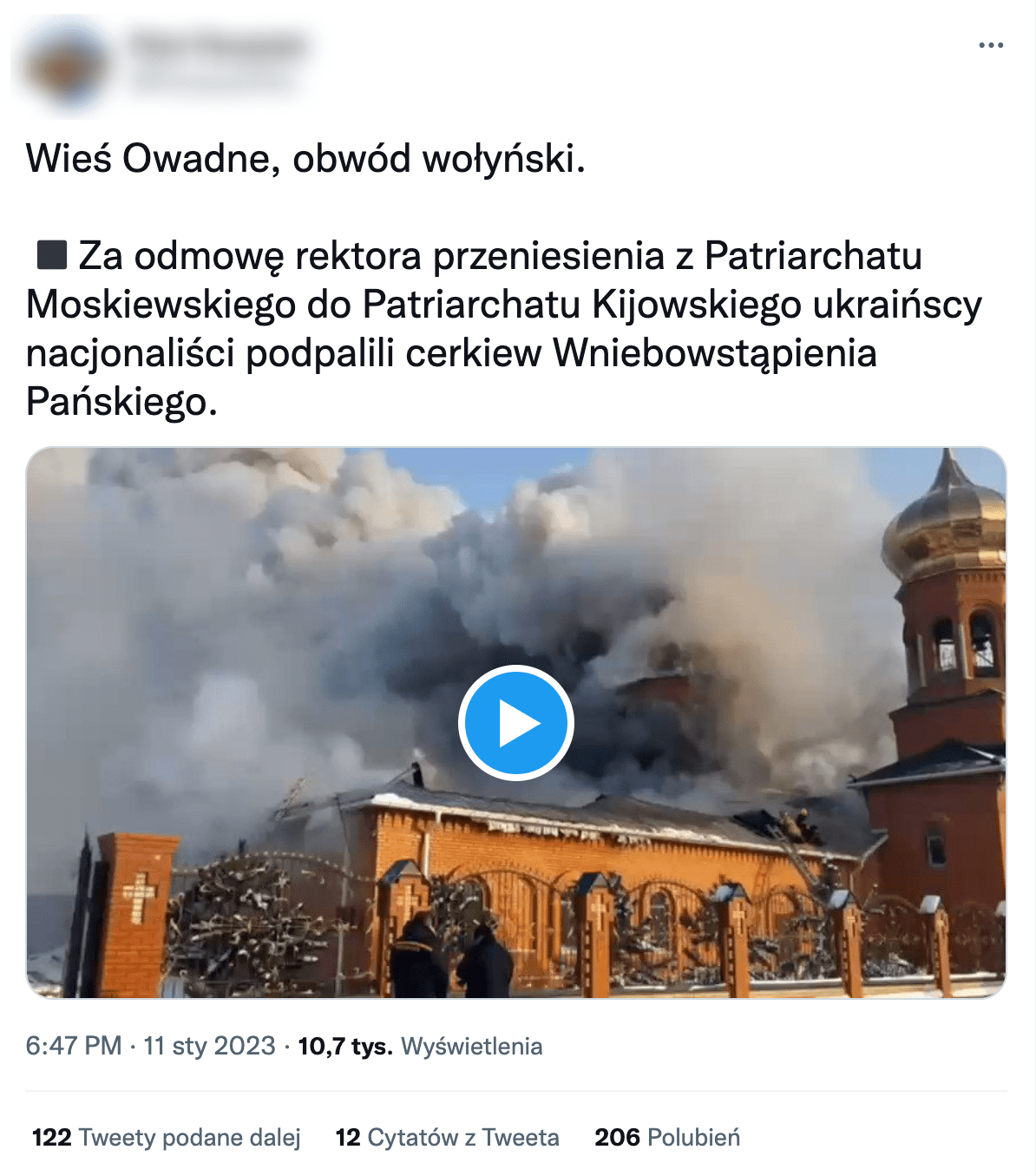 Zrzut ekranu omawianego twitta. W kadrze dołączonego filmu budynek cerkwi osnuty chmurami dymu. Budynek wykonano z czerwonej cegły. Dzwonnica przykryta jest pozłacana kopułą.