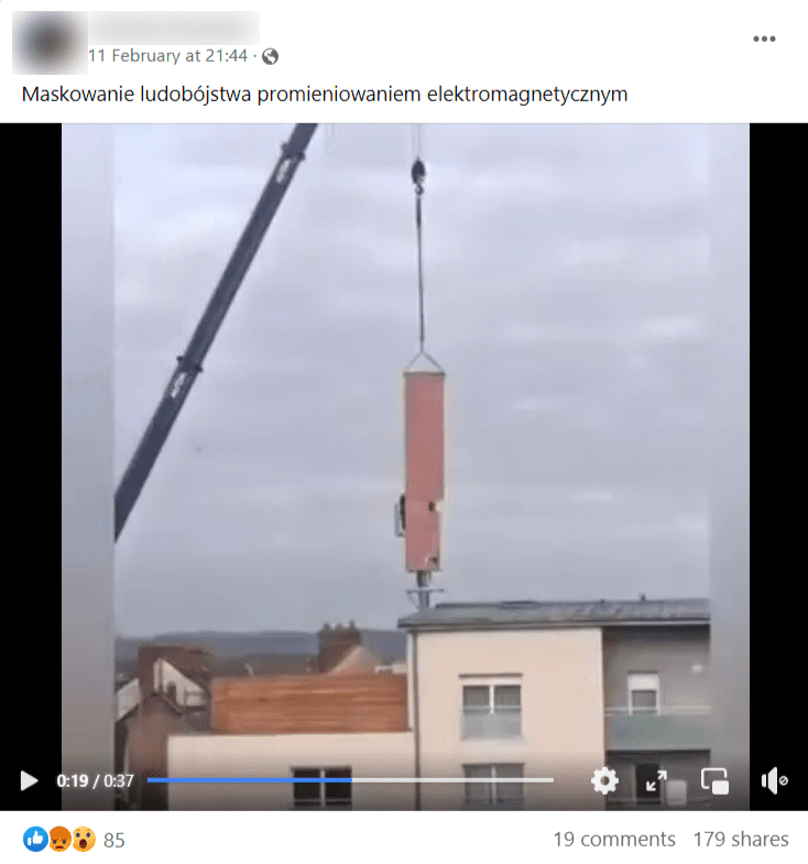 Zrzut ekranu posta na Facebooku. Na zdjęciu dach budynku, na którym znajduje się antena. Powyżej dźwig opuszczający osłonę przypominającą komin.