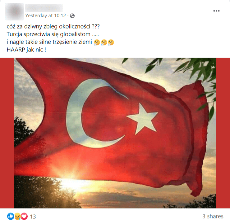 Zrzut ekranu posta na Facebooku. Na zdjęciu powiewająca flaga Turcji, w tle zachód słońca. Opis wskazujący, że trzęsienie ziemi w Turcji spowodowane jest przez to, że kraj sprzeciwił się globalistom. 